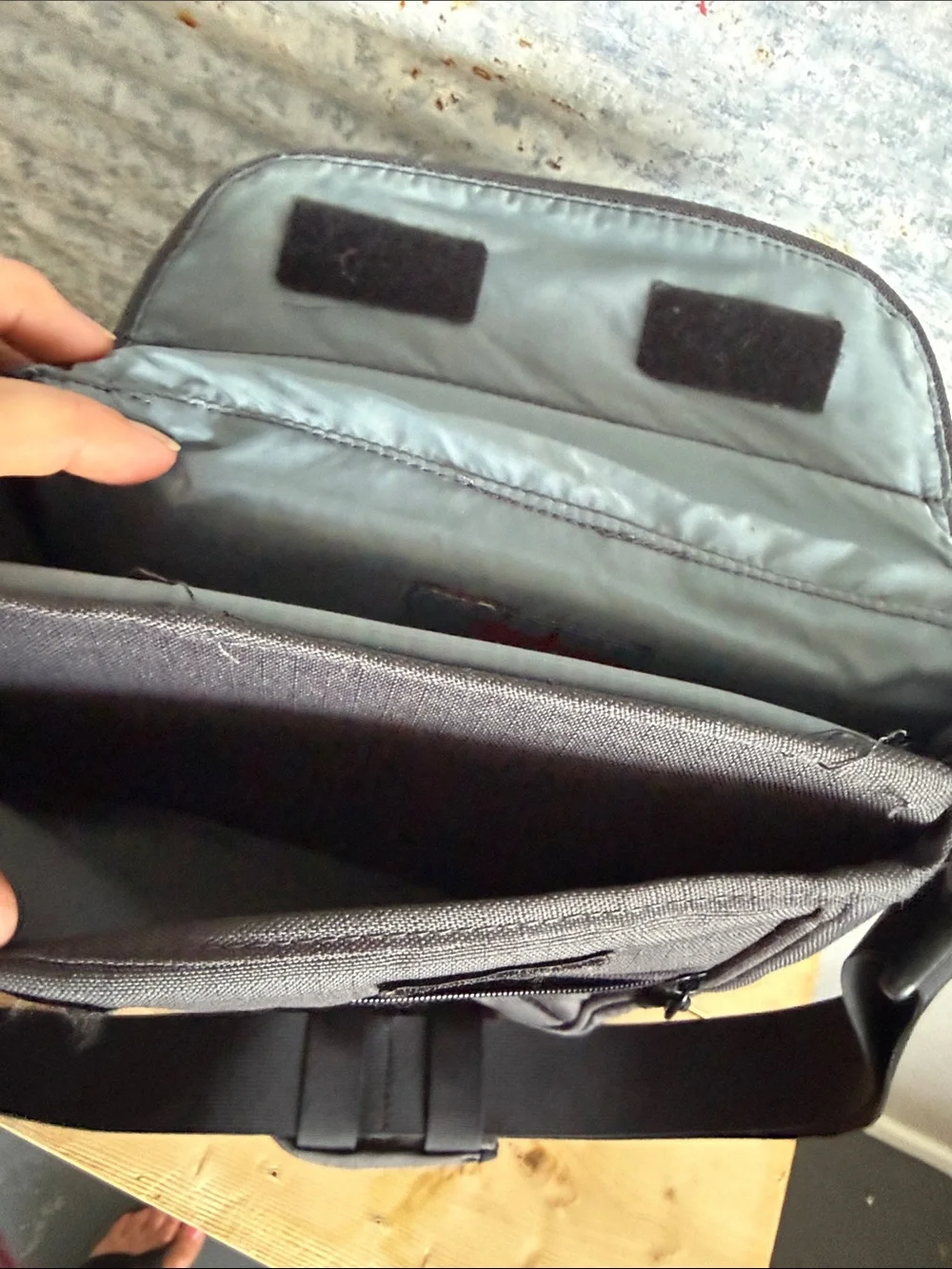 STM Alley Air Small Laptop Shoulder Bag (Carbon)